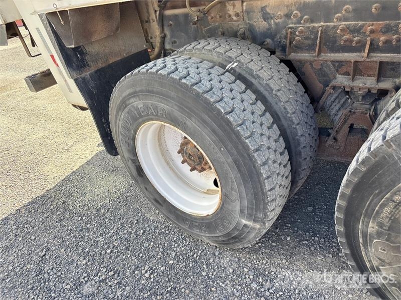 International 7400 移動式鑽機車
