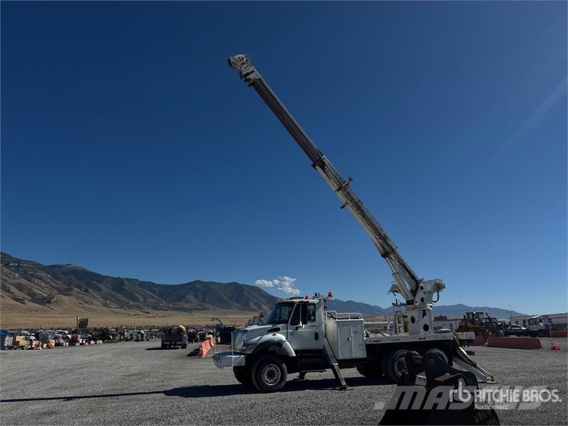 International 7400 移動式鑽機車