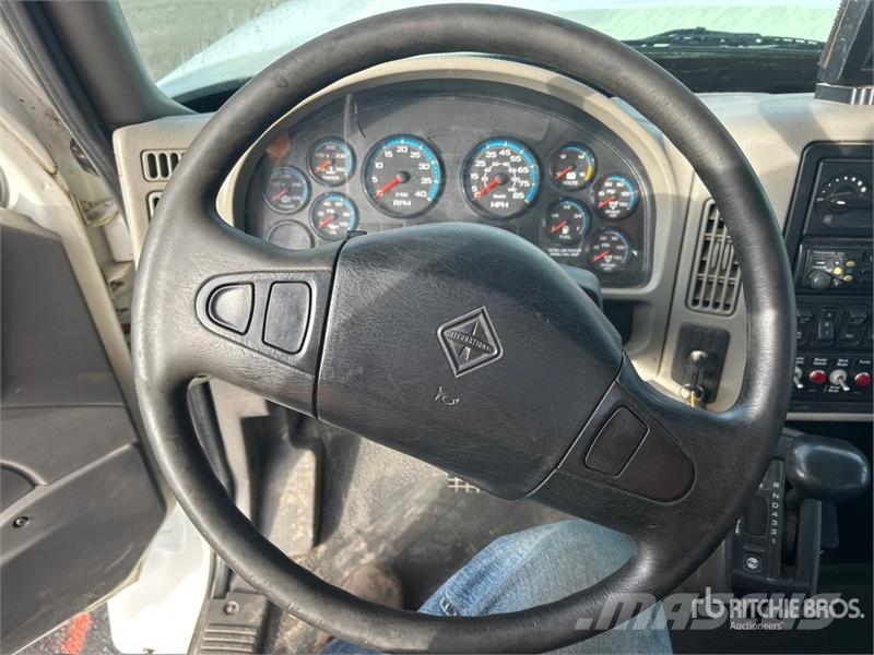 International 7400 Commercial vehicle