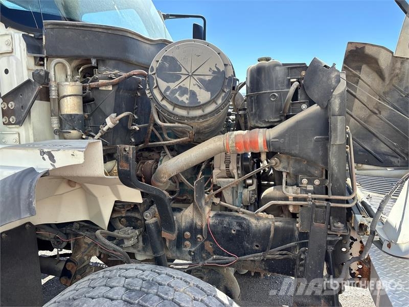 International 7400 移動式鑽機車