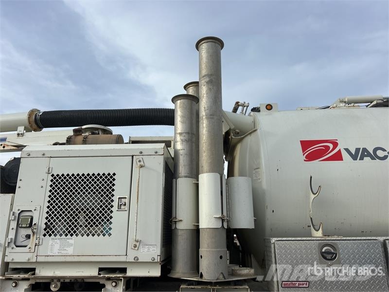 International 7400 Saug- und Druckwagen