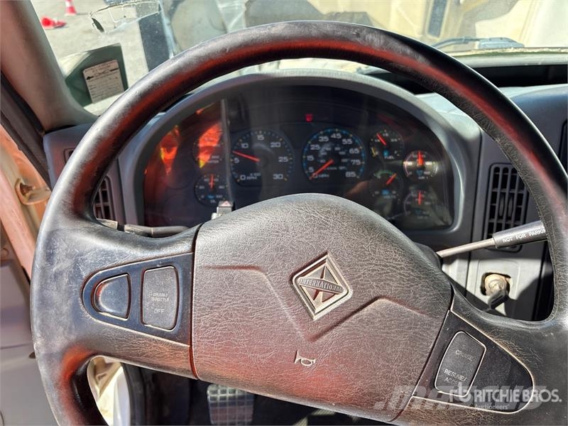 International 7400 移動式鑽機車