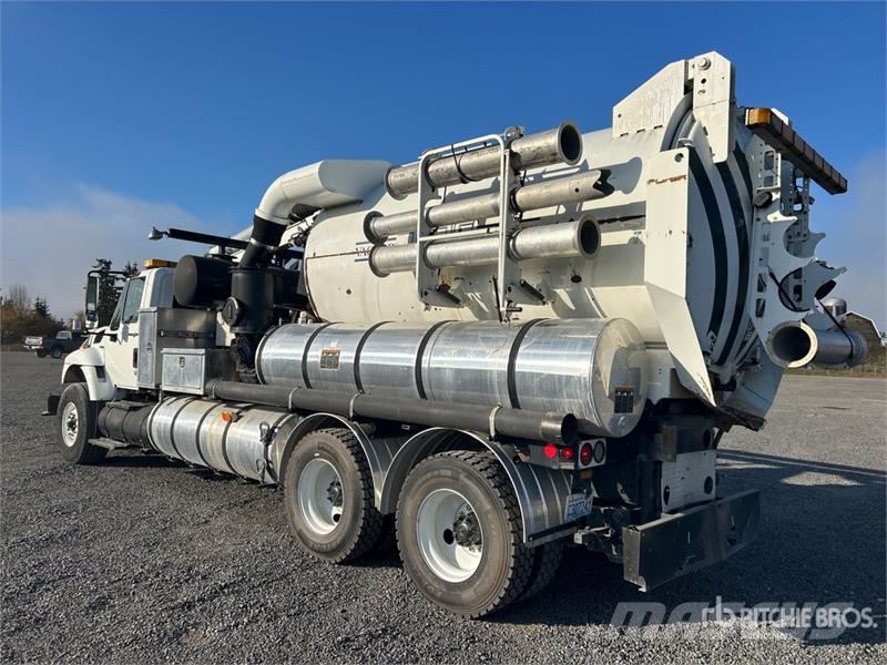 International 7400 Commercial vehicle