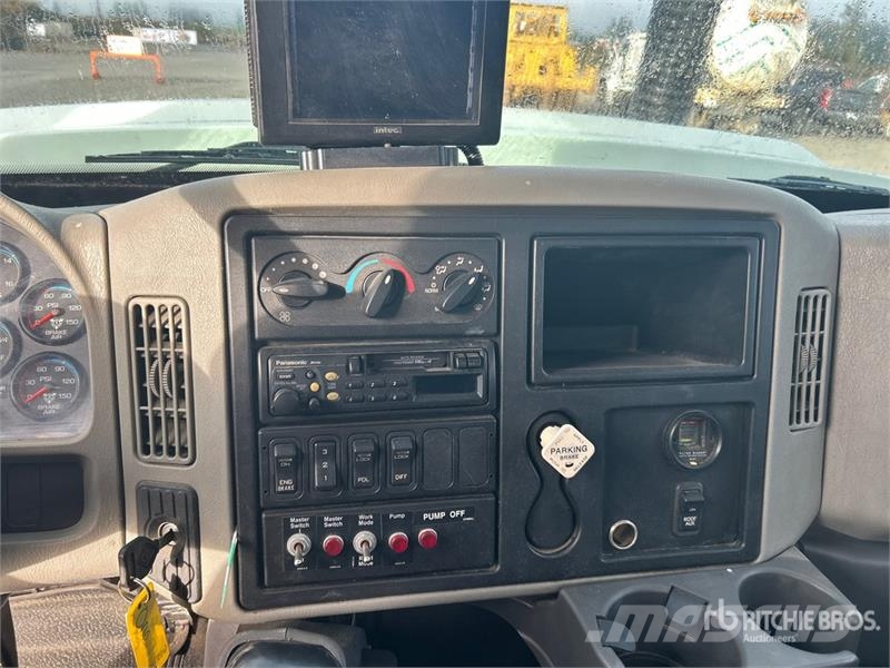 International 7400 Commercial vehicle