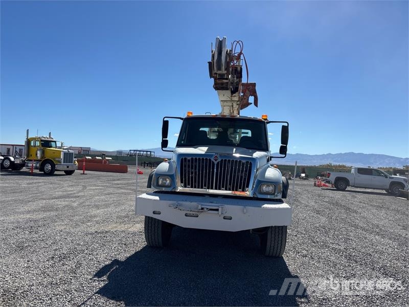 International 7400 移動式鑽機車