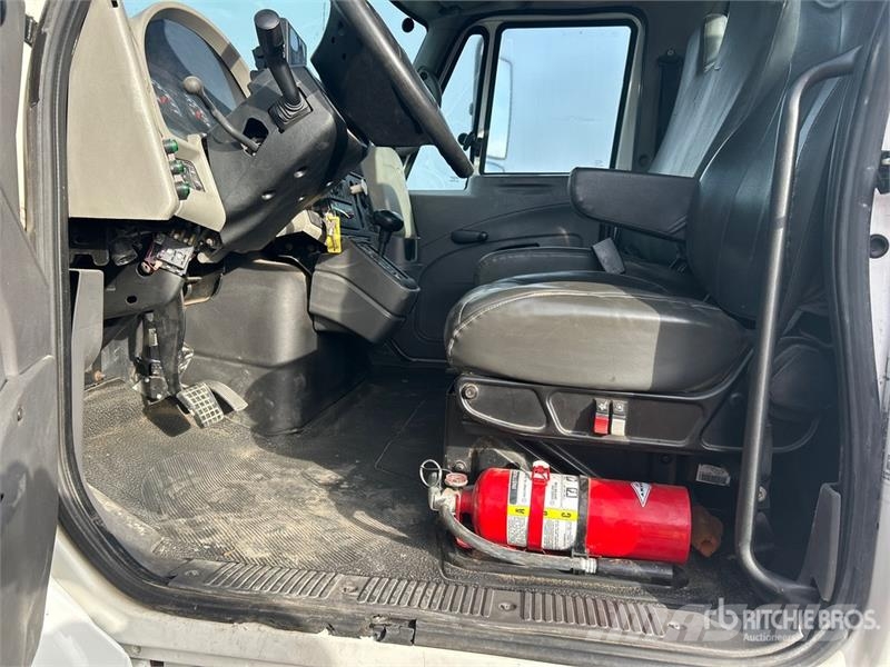 International 7400 Commercial vehicle