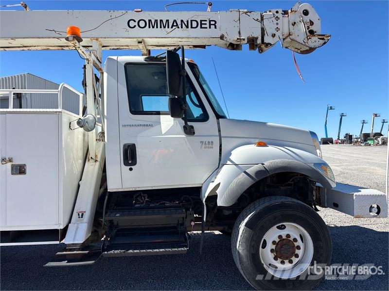 International 7400 移動式鑽機車