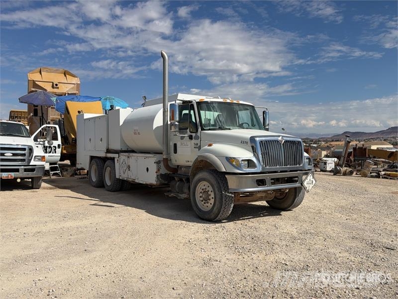 International 7400 6x4 Lube Truck Грузовики-цистерны