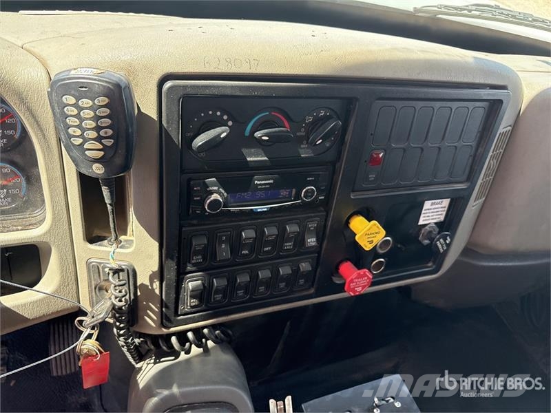 International 7500 4000 gal 6x6 Water Truck Поливальні машини