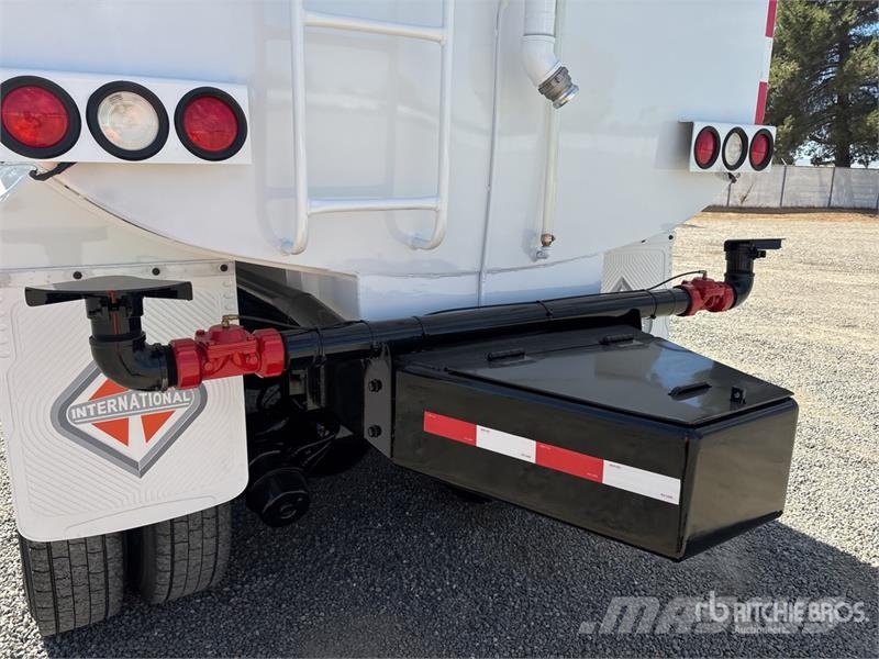 International 7500 4000 gal 6x6 Water Truck Поливальні машини