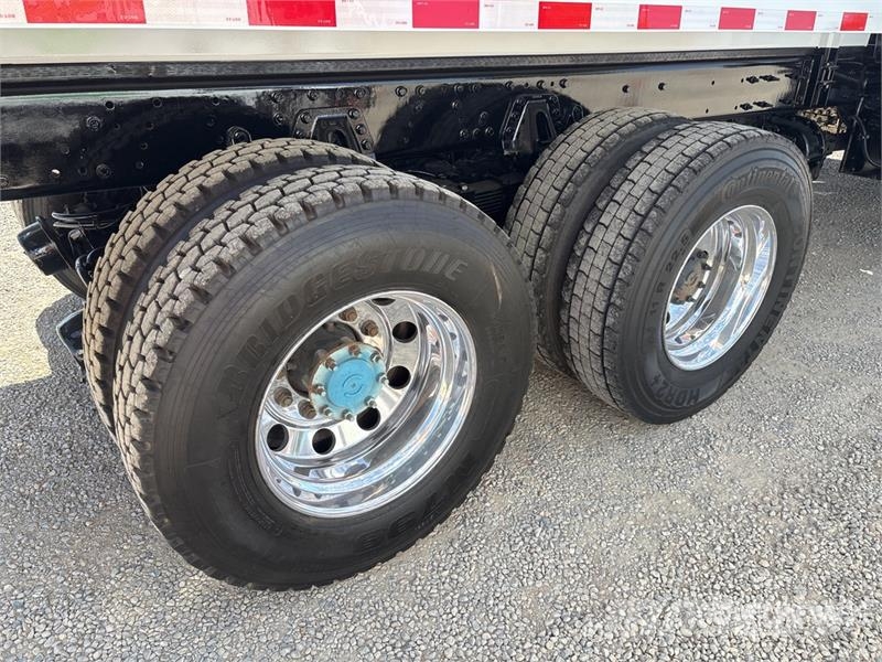 International 7500 4000 gal 6x6 Water Truck Поливальні машини