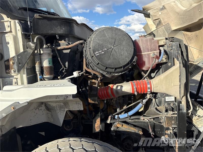 International 7600 Saug- und Druckwagen