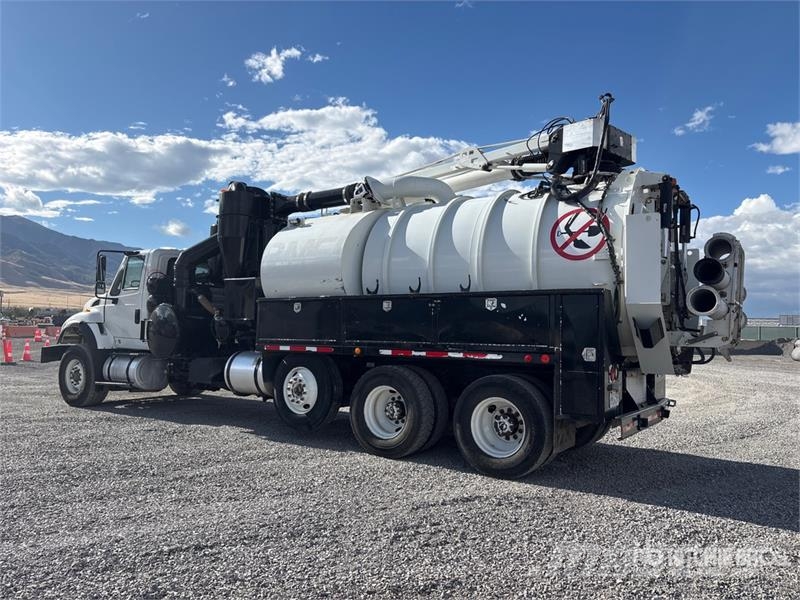 International 7600 Saug- und Druckwagen
