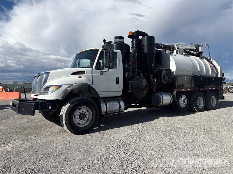 International 7600 Saug- und Druckwagen