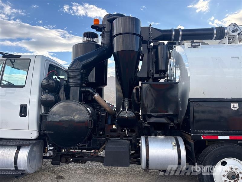 International 7600 Saug- und Druckwagen