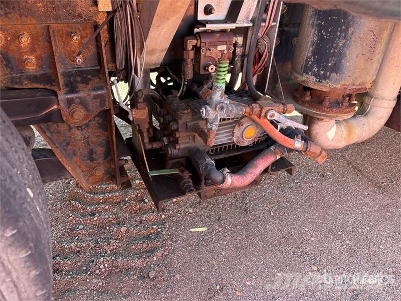 International 7600 Slamsugningsbil