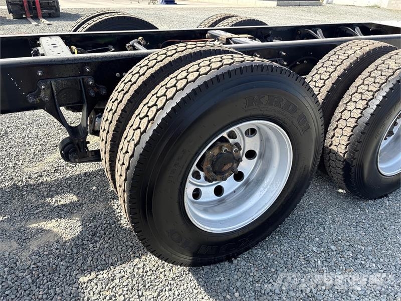 International 7600 SBA 6x4 Cab and Chassis Кабини