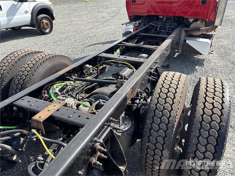 International 7600 SBA 6x4 Cab and Chassis Кабини