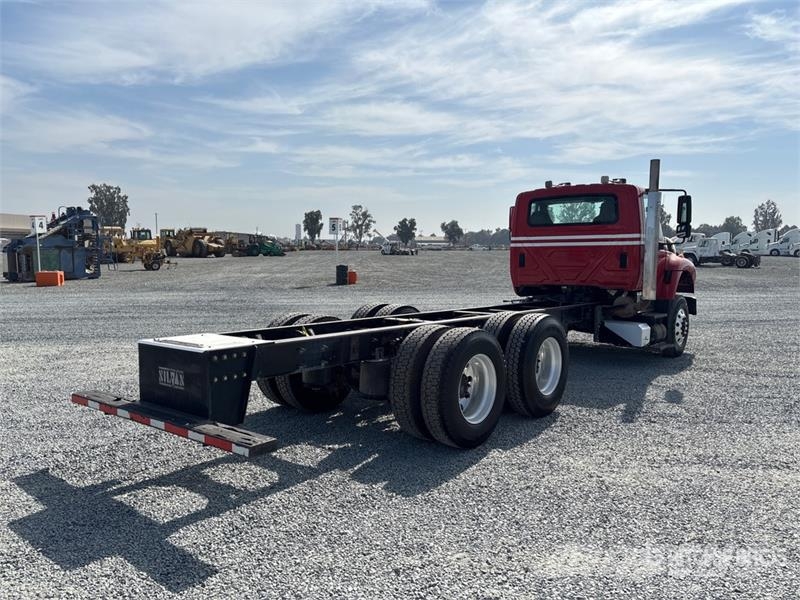 International 7600 SBA 6x4 Cab and Chassis Кабини