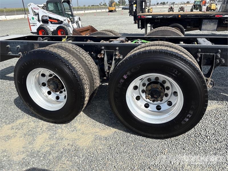 International 7600 SBA 6x4 Cab and Chassis Кабини