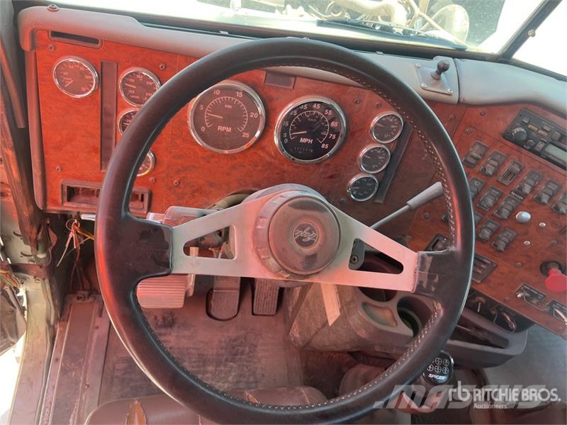 International 9400 Plošinové nákladné automobily/nákladné automobily so sklápacími bočnicami
