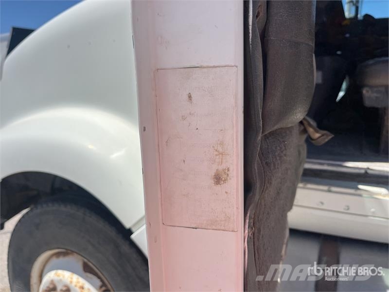 International 9400 Plošinové nákladné automobily/nákladné automobily so sklápacími bočnicami