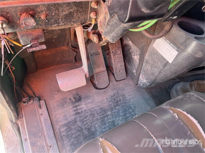 International 9400 Plošinové nákladné automobily/nákladné automobily so sklápacími bočnicami