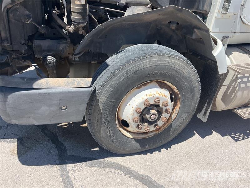 International 9400 Plošinové nákladné automobily/nákladné automobily so sklápacími bočnicami