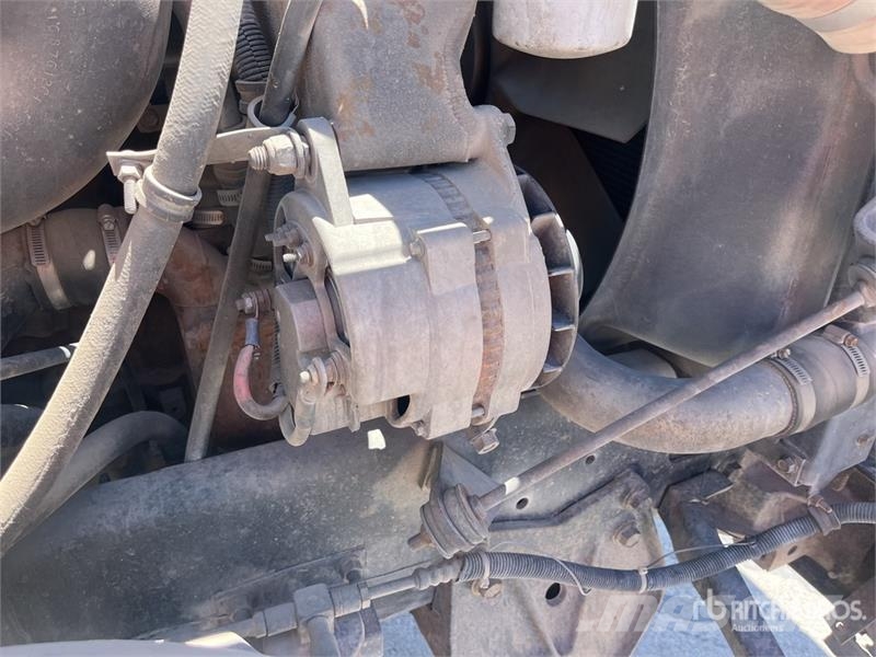 International 9400 Plošinové nákladné automobily/nákladné automobily so sklápacími bočnicami