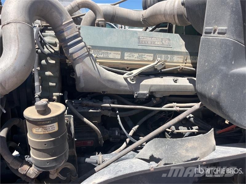 International 9400 Plošinové nákladné automobily/nákladné automobily so sklápacími bočnicami