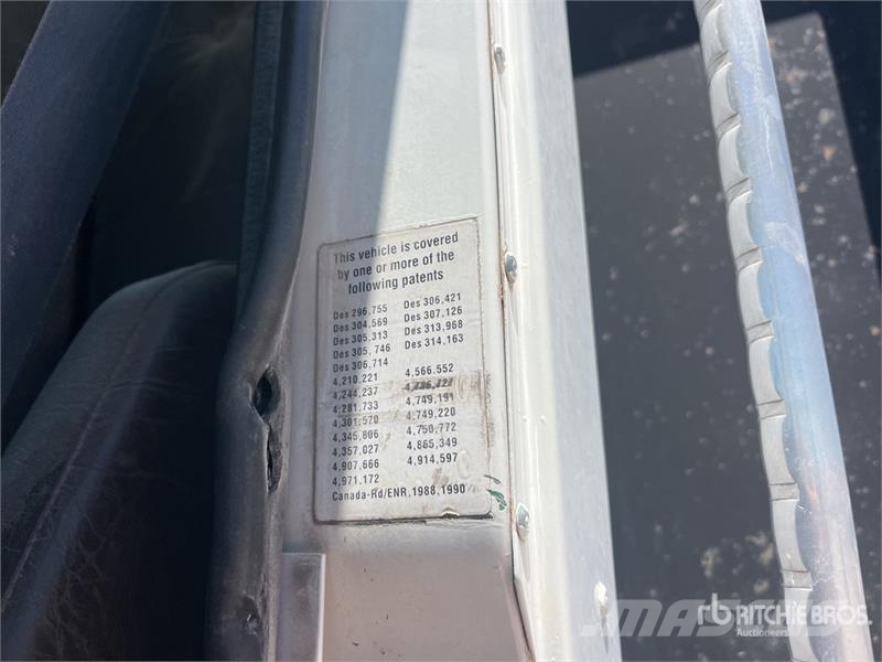 International 9400 Plošinové nákladné automobily/nákladné automobily so sklápacími bočnicami