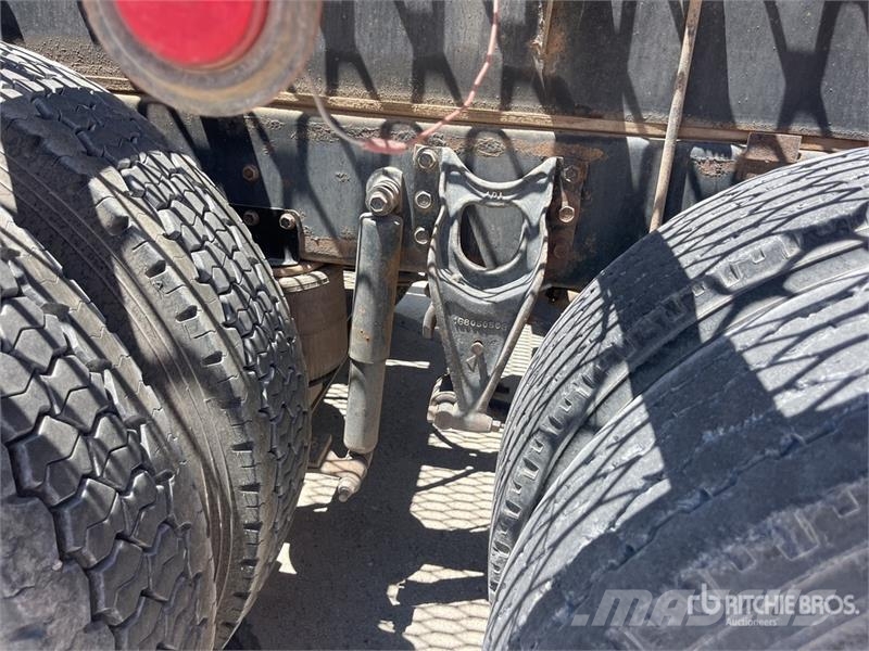 International 9400 Plošinové nákladné automobily/nákladné automobily so sklápacími bočnicami