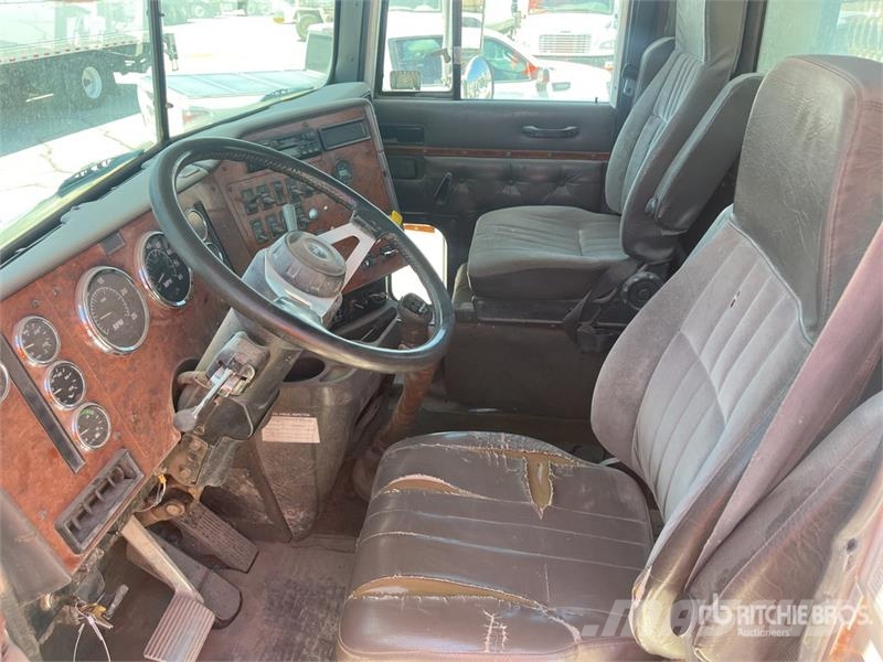 International 9400 Plošinové nákladné automobily/nákladné automobily so sklápacími bočnicami