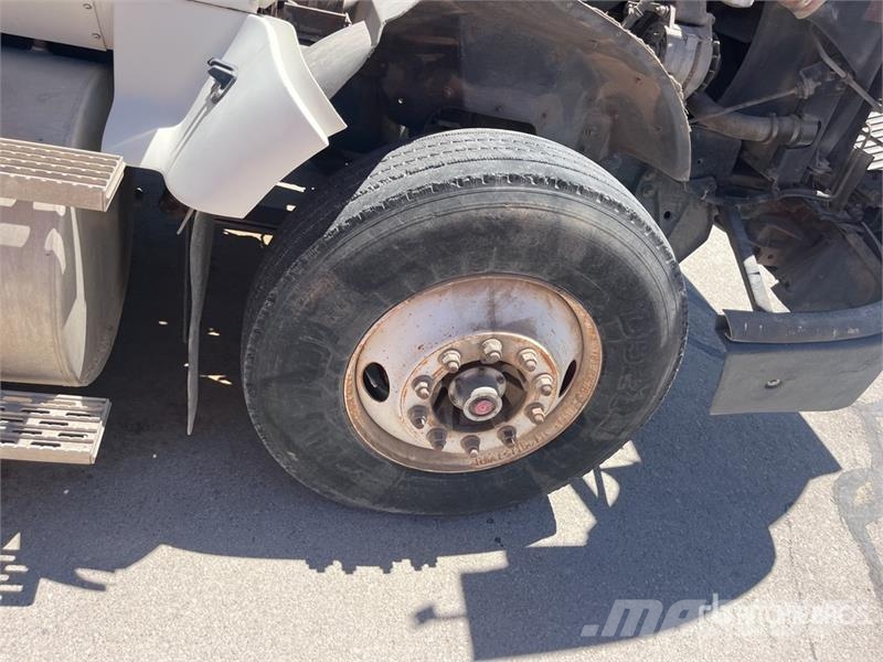 International 9400 Plošinové nákladné automobily/nákladné automobily so sklápacími bočnicami