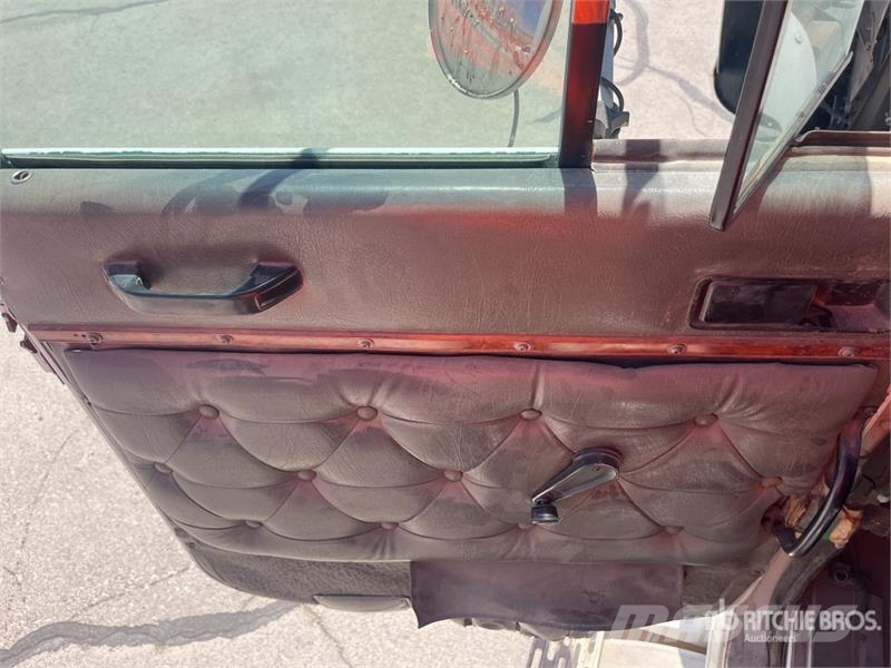 International 9400 Plošinové nákladné automobily/nákladné automobily so sklápacími bočnicami