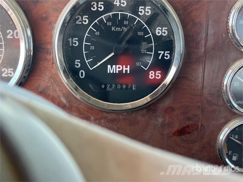 International 9400 Plošinové nákladné automobily/nákladné automobily so sklápacími bočnicami