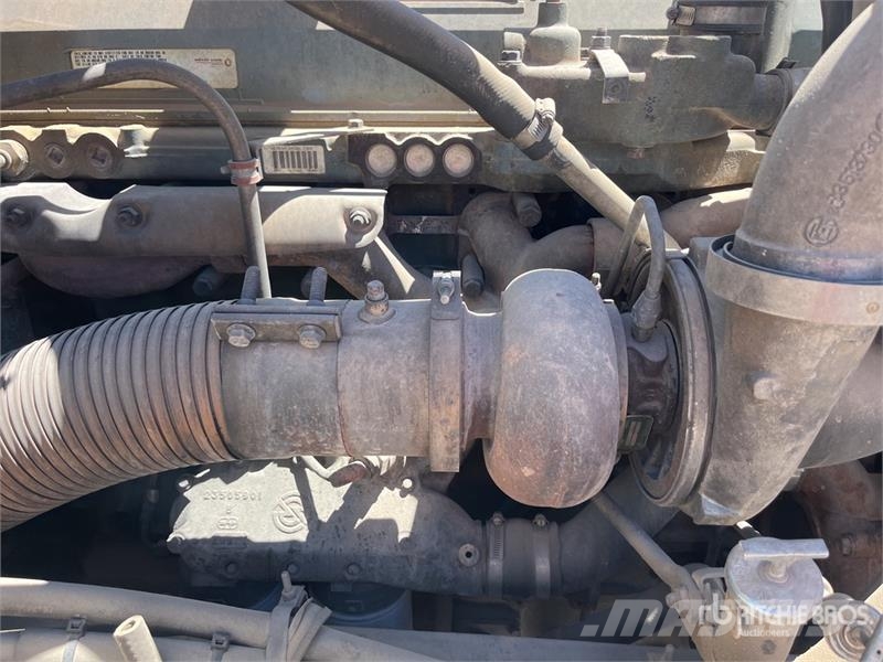 International 9400 Plošinové nákladné automobily/nákladné automobily so sklápacími bočnicami