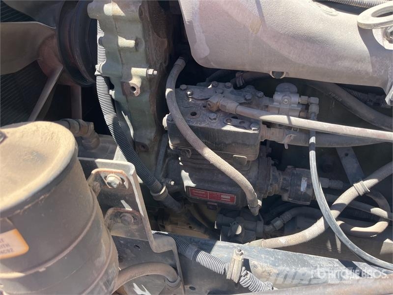 International 9400 Plošinové nákladné automobily/nákladné automobily so sklápacími bočnicami