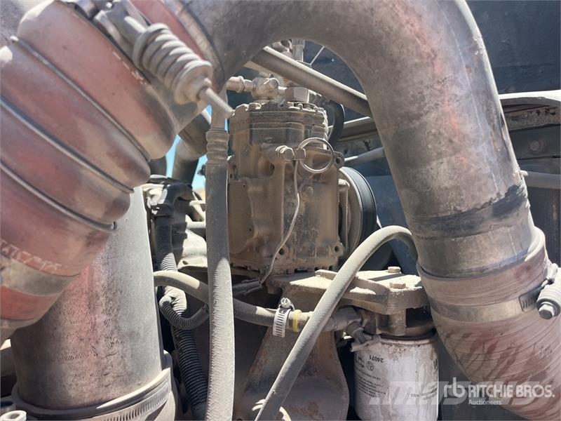 International 9400 Plošinové nákladné automobily/nákladné automobily so sklápacími bočnicami