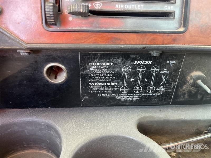 International 9400 Plošinové nákladné automobily/nákladné automobily so sklápacími bočnicami