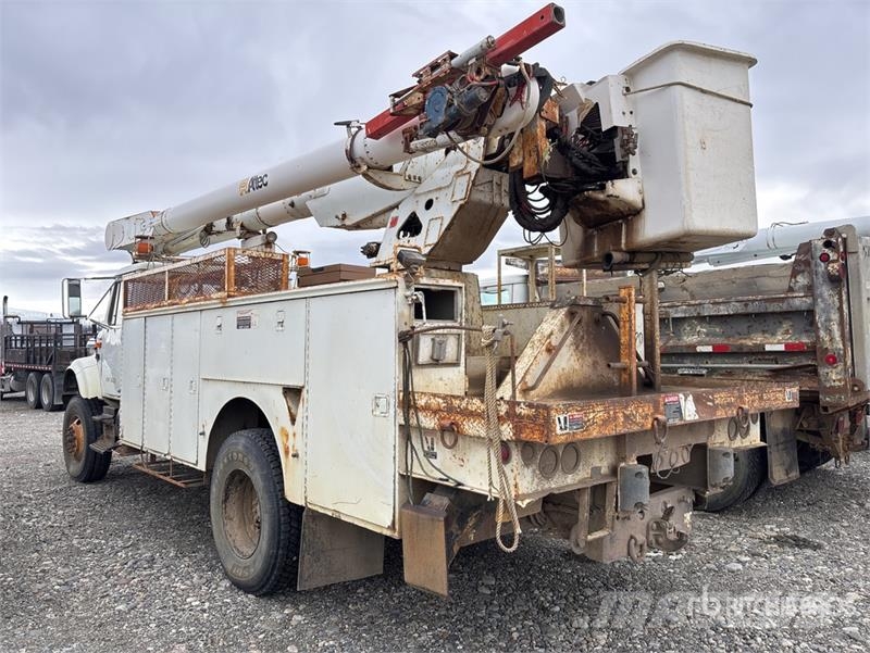 International Altec AM855 55 ft on  International 4800 4x4 Bucke Plataformas sobre camión