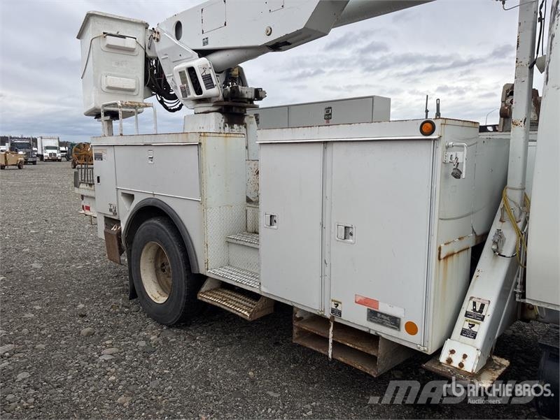International Altec AM855 55 ft on  International 4300 4x4 Bucke Plataformas sobre camión