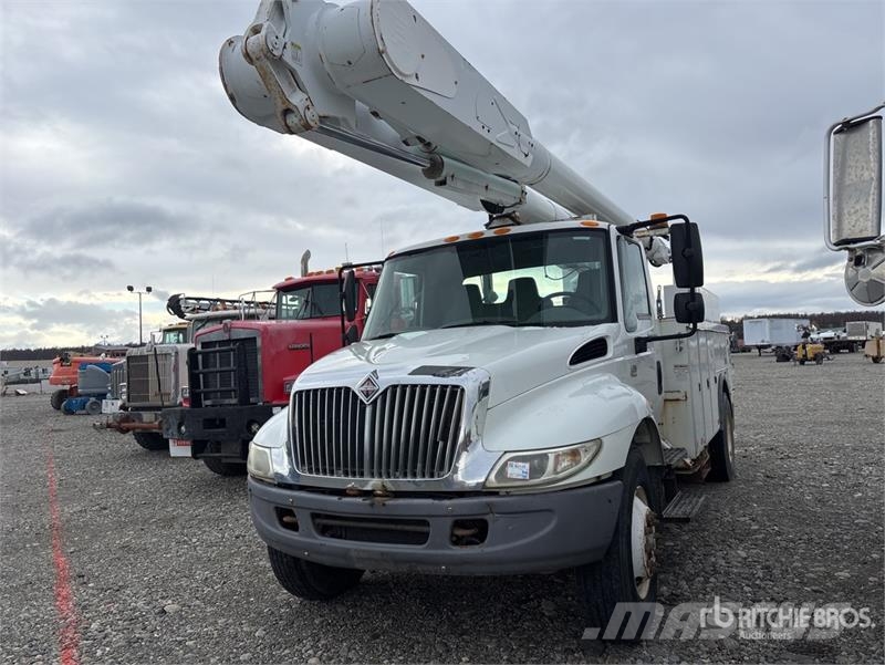 International Altec AM855 55 ft on  International 4300 4x4 Bucke Plataformas sobre camión