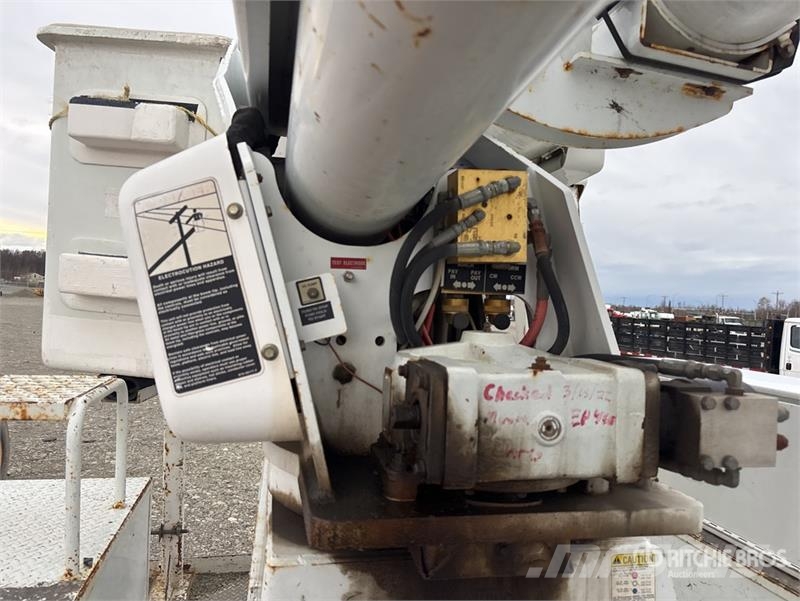 International AM855 55 ft on International 4300 4x4 Bucket Truck Plataformas sobre camión