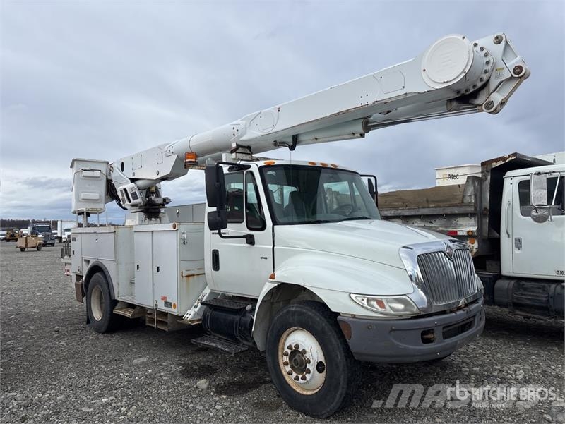 International AM855 55 ft on International 4300 4x4 Bucket Truck Plataformas sobre camión