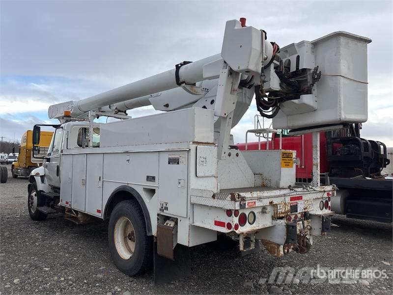 International AM855 55 ft on International 4300 4x4 Bucket Truck Plataformas sobre camión