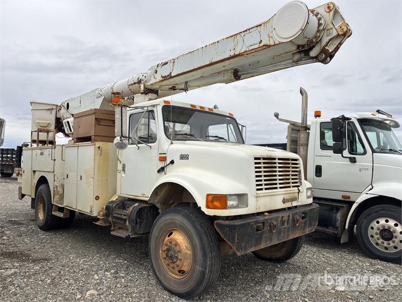 International AM855 on International 4800 4x4 Bucket Truck Auto košare
