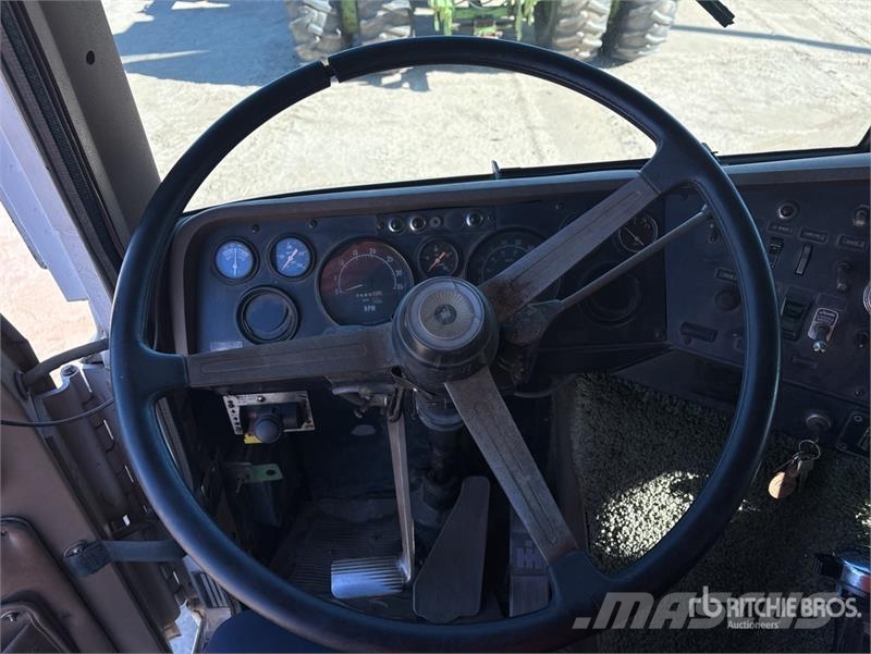 International COF4070B 6x4 T/A Cabover w/ Sleeper Sadulveokid