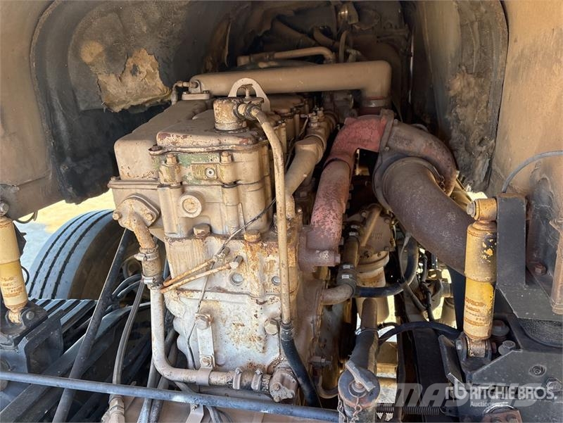 International COF4070B 6x4 T/A Cabover w/ Sleeper Sadulveokid