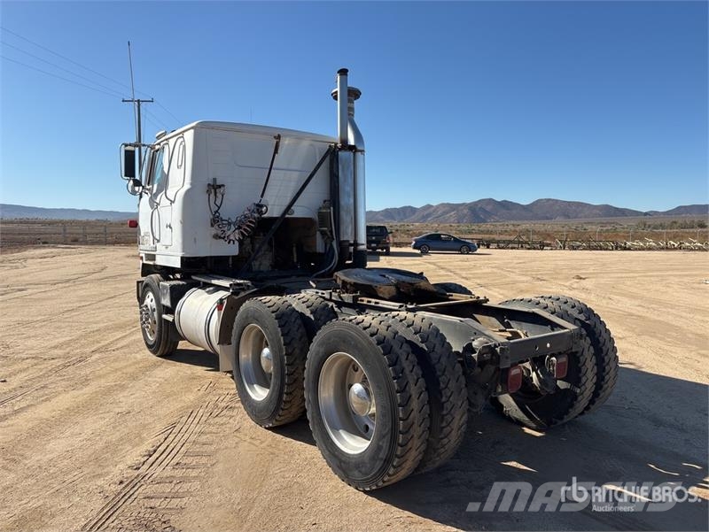 International COF4070B 6x4 T/A Cabover w/ Sleeper Sadulveokid